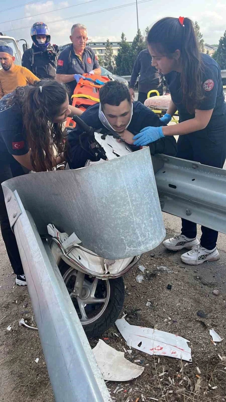 Motosiklet bariyerlere ok gibi saplandı, sıkışan sürücü kurtarıldı
