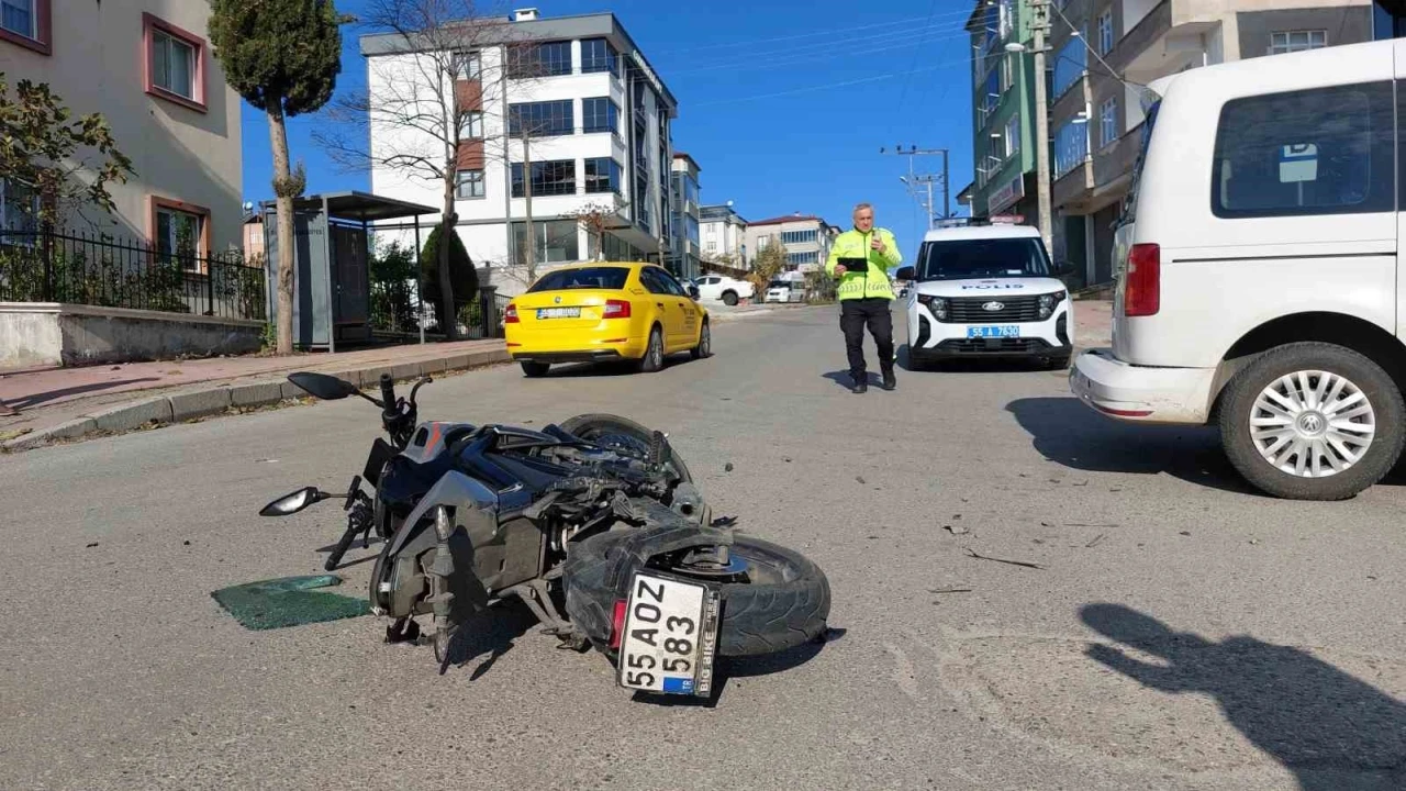 Motosiklet hafif ticari araca arkadan çarptı: 1 yaralı
