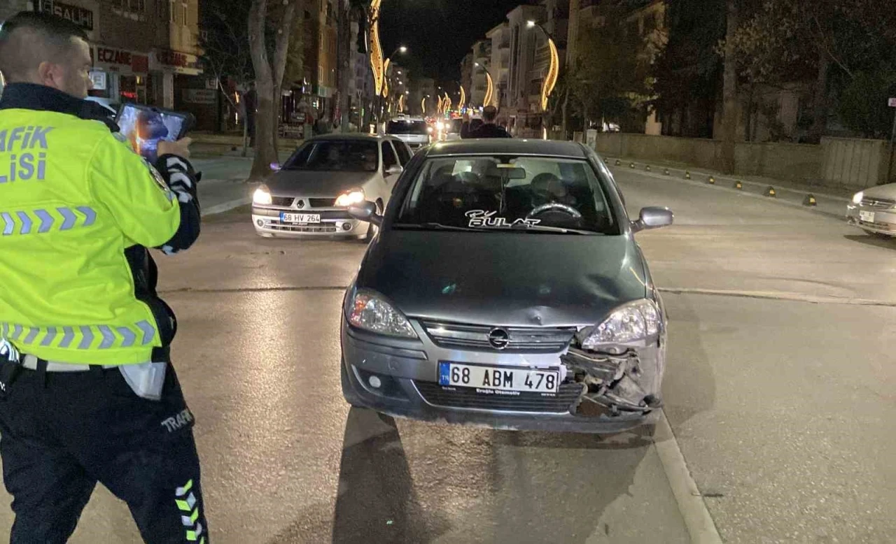 Motosiklet otomobile, hafif ticari araç da motosiklete çarptı: 1 yaralı
