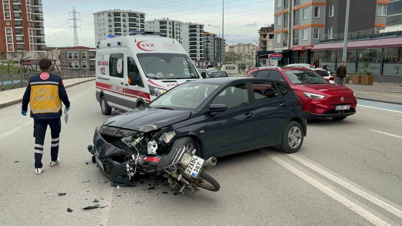 Motosiklet otomobile ok gibi saplandı: 1 yaralı
