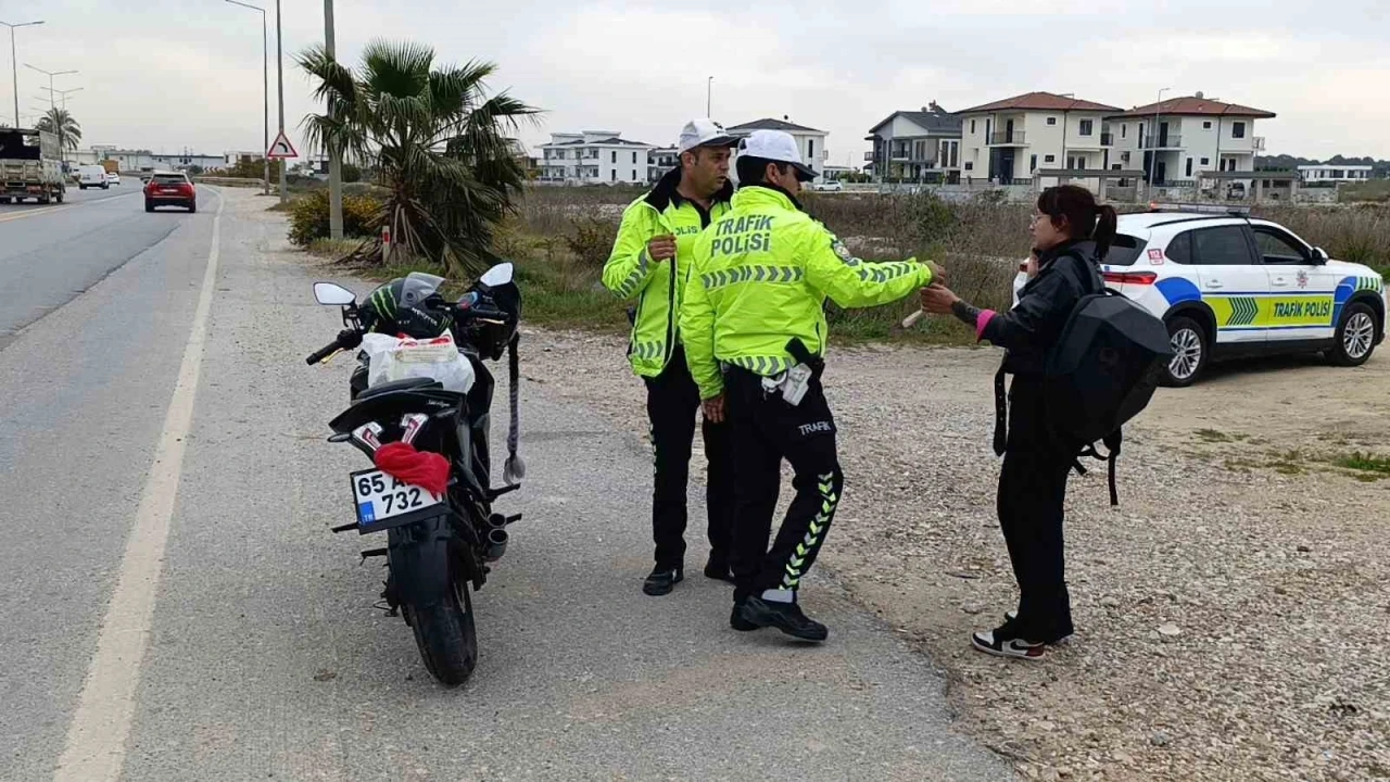 Motosiklet plakasını şal ile kapatan ehliyetsiz genç kız trafik polisinden kaçamadı
