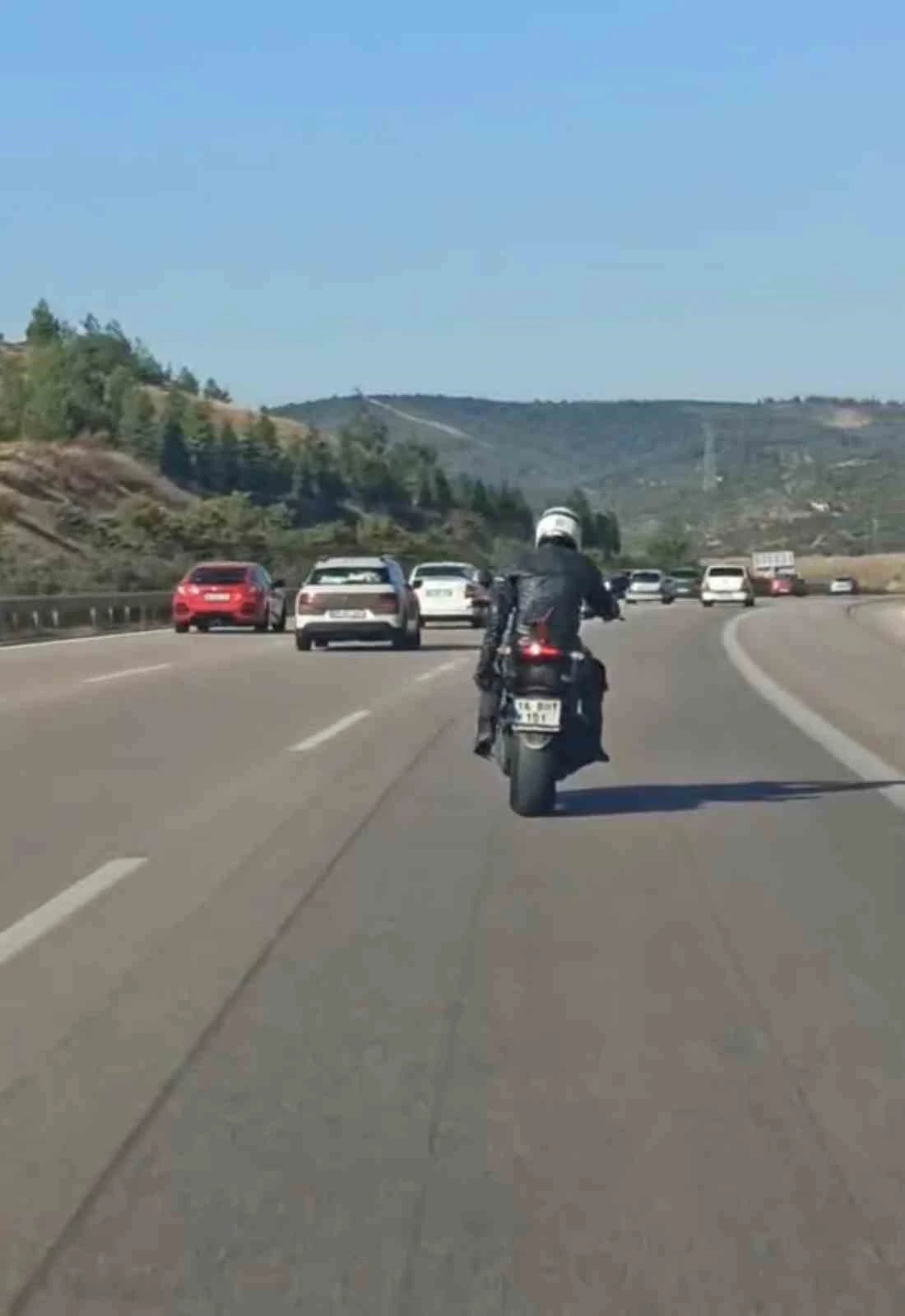 Motosiklet üzerinde dans edip kilometrelerce ilerledi
