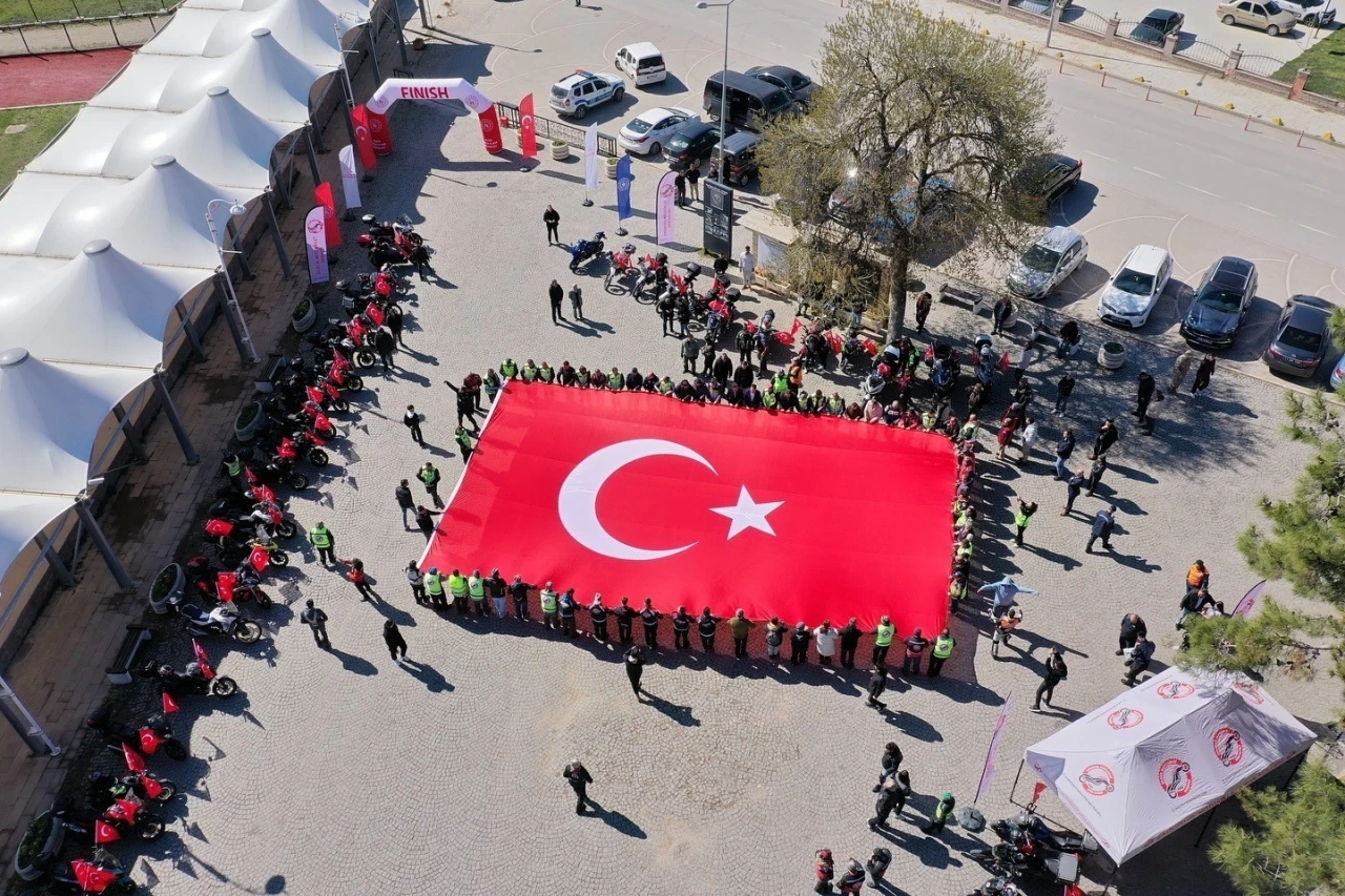 Motosikletçiler Ertuğrul Gazi Türbesi’nden aldıkları toprağı Çanakkale’ye götürmek üzere yola çıktı
