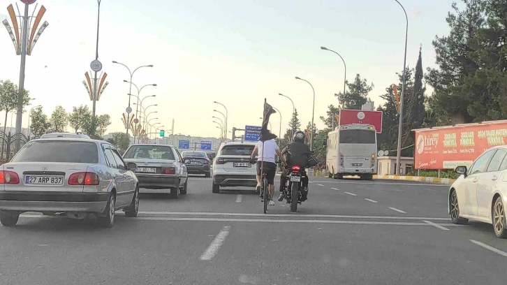 Motosiklete tutunan bisikletlinin tehlikeli yolculuğu kameraya yansıdı
