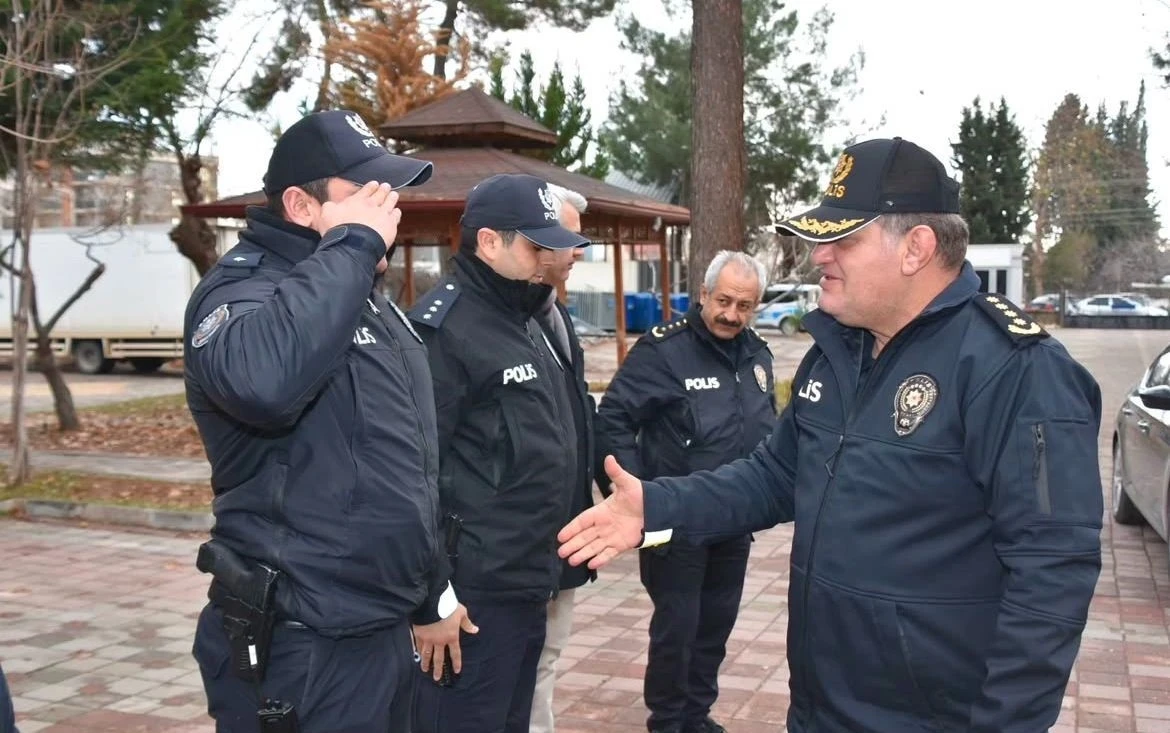 Müdür Uzman, polis merkezinde incelemelerde bulundu
