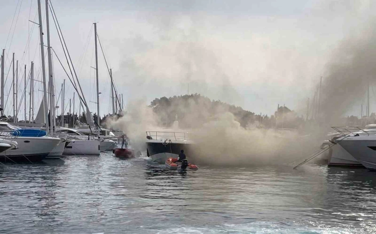 Muğla Büyükşehir Acil Müdahale Teknesi’nden yat yangınına hızlı müdahale
