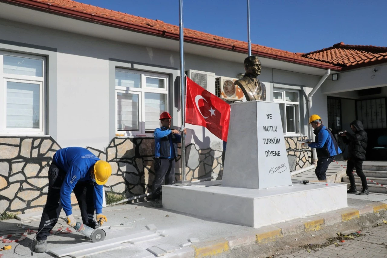  MUĞLA'DA ATATÜRK BÜSTLERİ YÜKSELİYOR