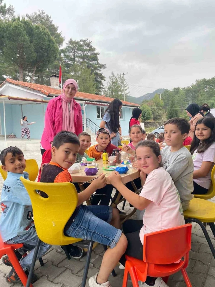 Muğla’da gönüllü gençlerden geleneksel çocuk oyunları etkinliği
