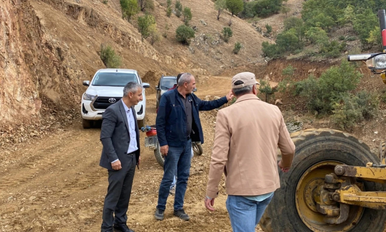 Muhtar Çiftçi: "Vatandaşlarımızın daha rahat seyahat edebilmeleri için yolları onarıyoruz"
