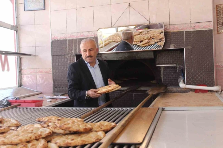 Muhtar olamadı kendini şiire verdi
