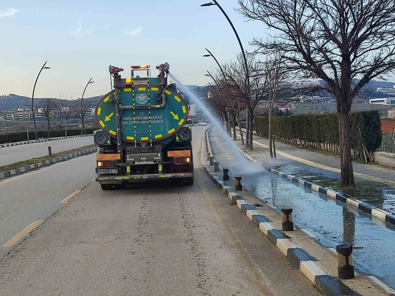 Muradiye Kampüs Yolundaki bisiklet yolu yenileniyor
