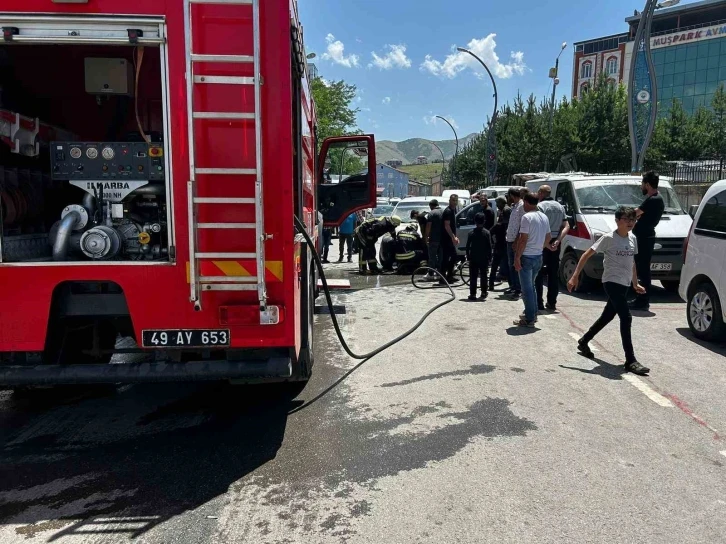 Muş’ta park halindeki araçta yangın çıktı
