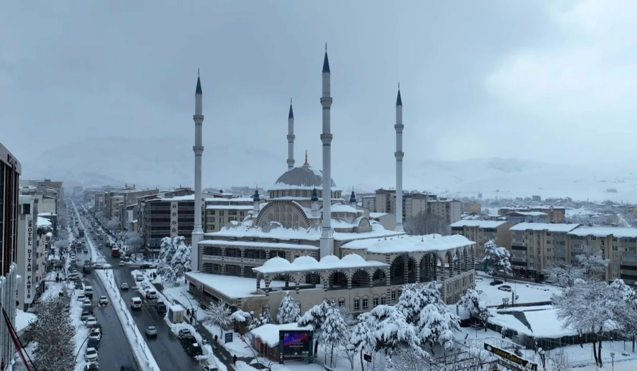 Muş’un karla kaplı eşsiz güzellikleri havadan görüntülendi
