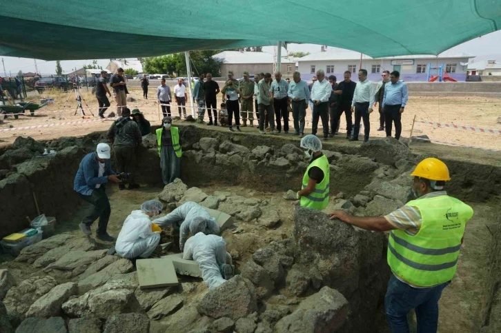 Muş Valisi Çakır, Malazgirt’te yürütülen kazı çalışmalarını inceledi
