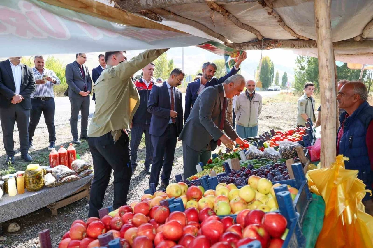 Muş Valisi Çakır, yerel üreticileri destekleyerek doğal sebze ve meyve satışını teşvik etti
