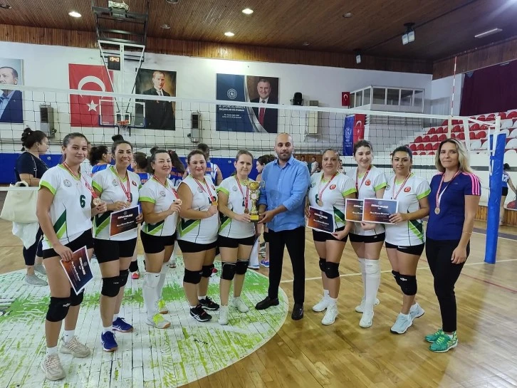 MUĞLA KADINLARI VOLEYBOLDA FIRTINA GİBİ