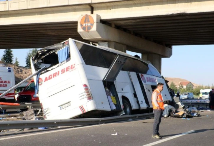 ANKARA'DA YOLCU OTOBÜSÜ KÖPRÜ AYAĞINA ÇARPTI