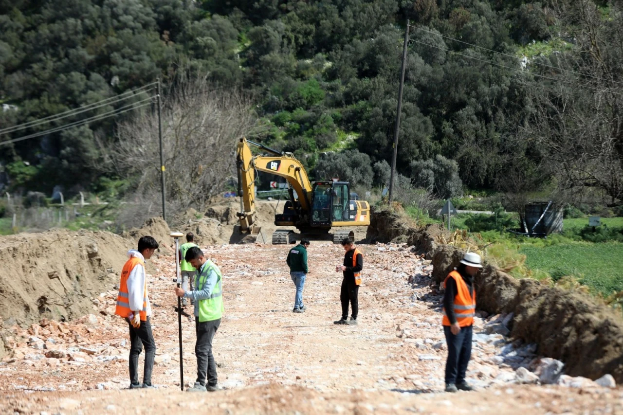 BÜYÜKŞEHİR’DEN MİLAS KIRSALINA 80 MİLYONLUK YOL YATIRIMI