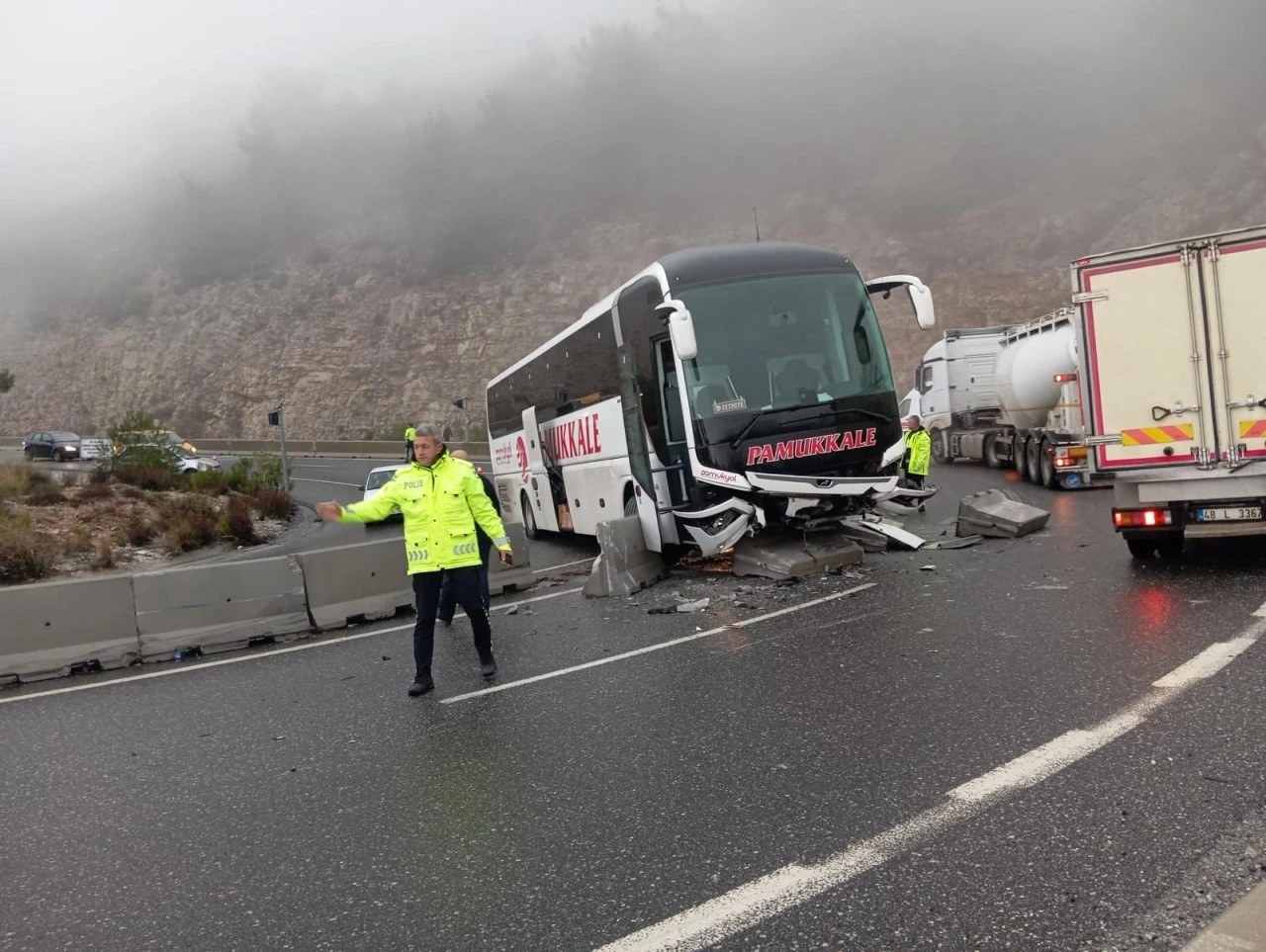 MUĞLA'DA YOLCU OTOBÜSÜ BARİYERLERE ÇARPTI