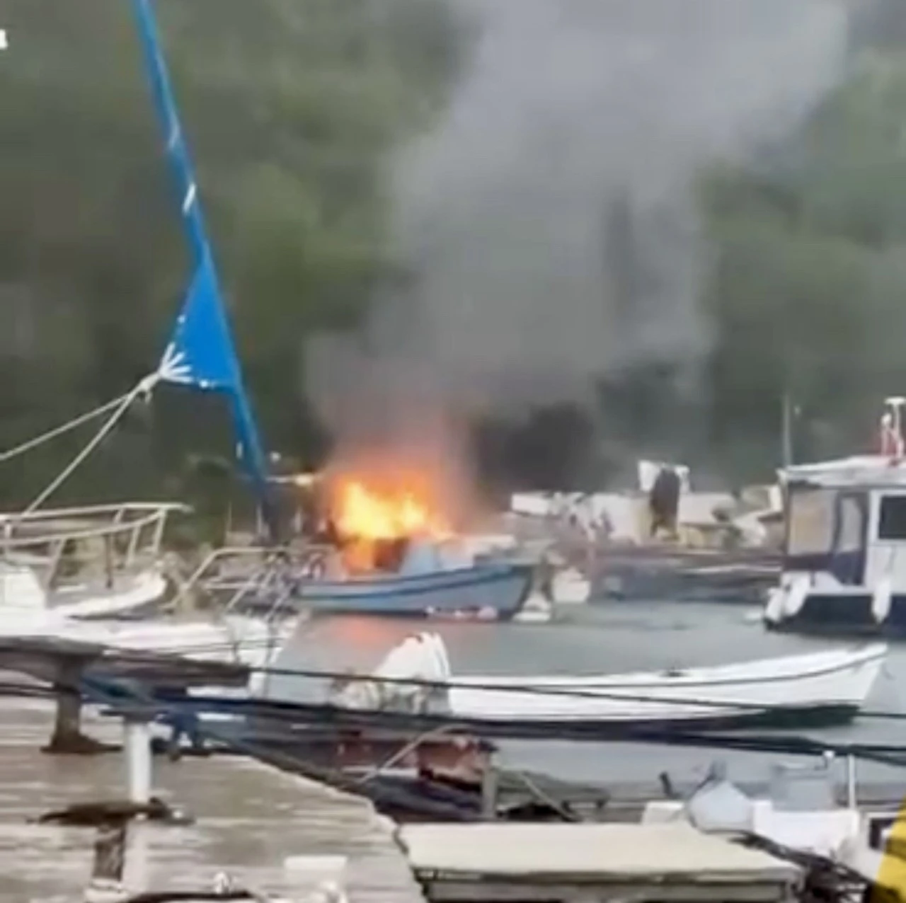 BODRUM'DA BALIKÇI TEKNESİ TAMAMEN YANDI