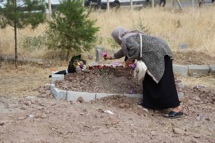 Narin, gelinliği tabuta bırakılarak gözyaşları içinde defnedildi
