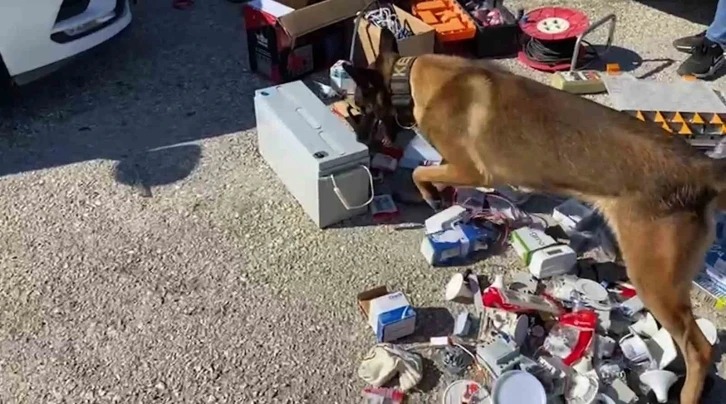 Narkotik köpeği buldu, aküden uyuşturucu çıktı
