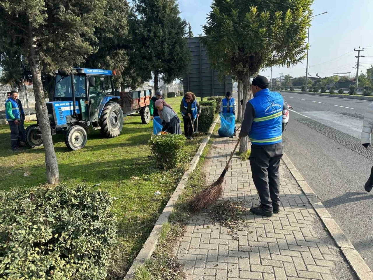 Nazilli Belediyesi ekiplerinden karayolu bölgesinde çalışma
