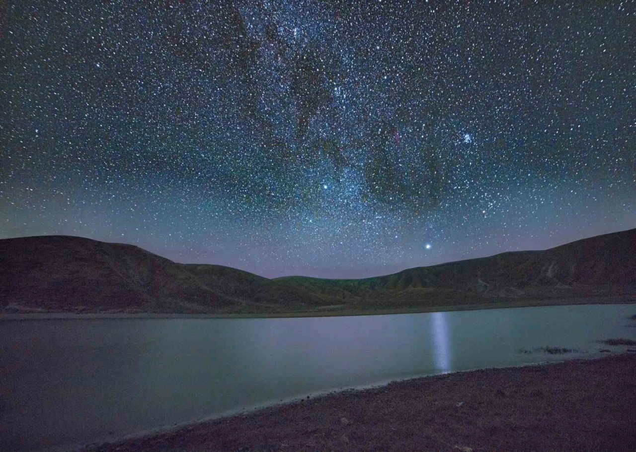 Nemrut’taki göllerle yıldızların buluşması hayran bırakıyor
