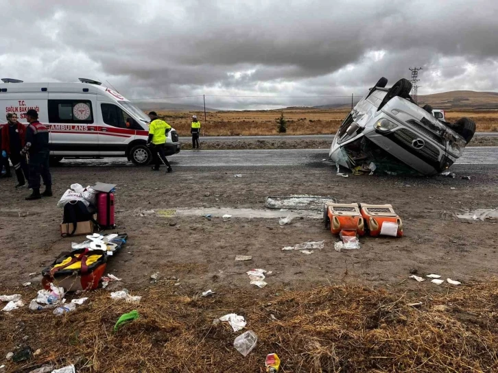 Nevşehir’de turistleri taşıyan minibüs takla attı: 18 yaralı
