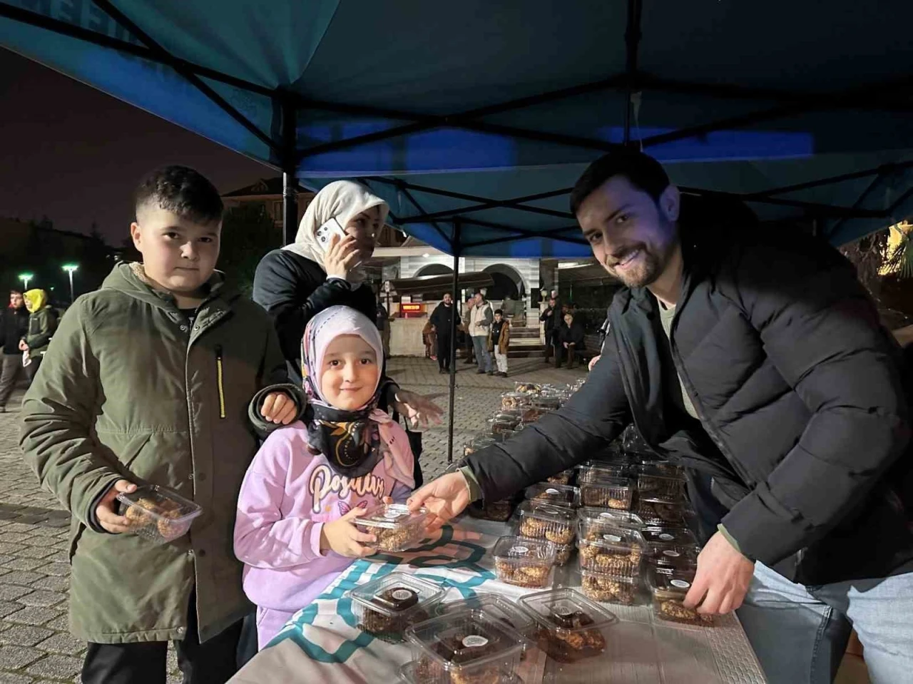 Nilüfer Belediyesi’nden kandil simidi ikramı
