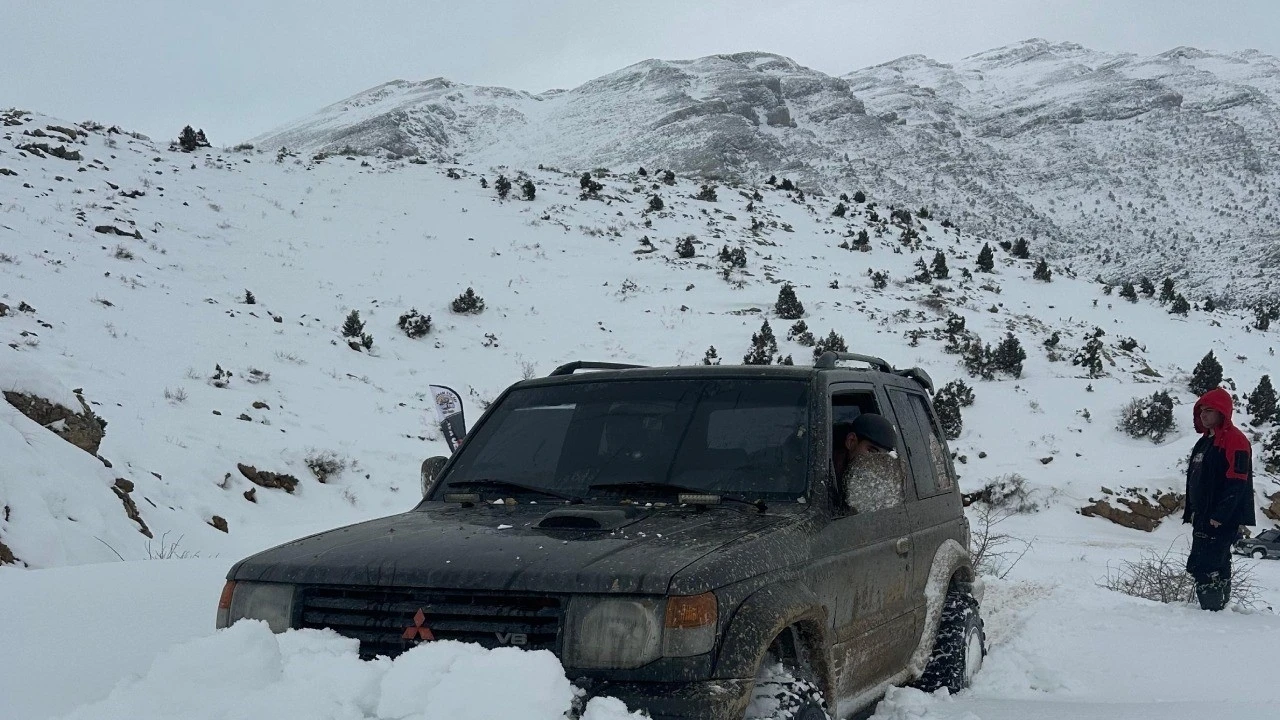 Offroad tutkunlarının karla kaplı yollarda offroad heyecanı
