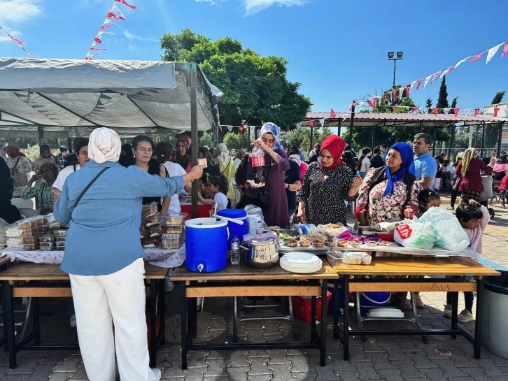 Öğrenci velileri okulları için hayır satışında buluştu
