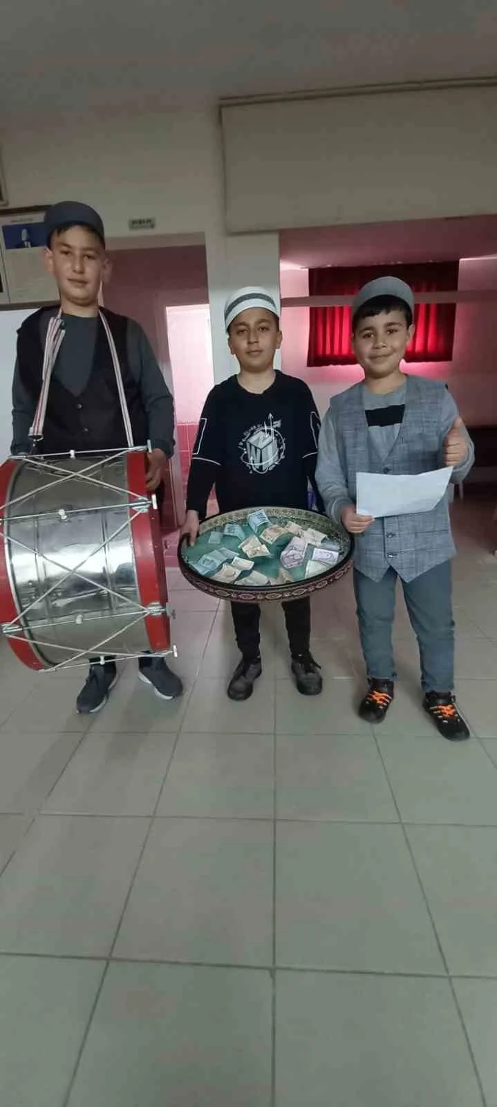 Öğrenciler davul çalıp bahşiş topladı
