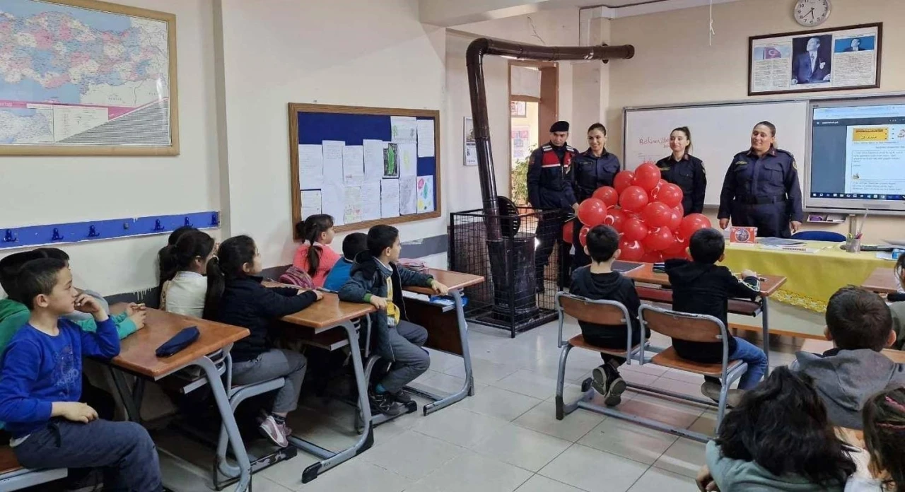 Öğrenciler, ’Güvenlik okul güvenli gelecek’ projesi kapsamında bilgilendiriliyor
