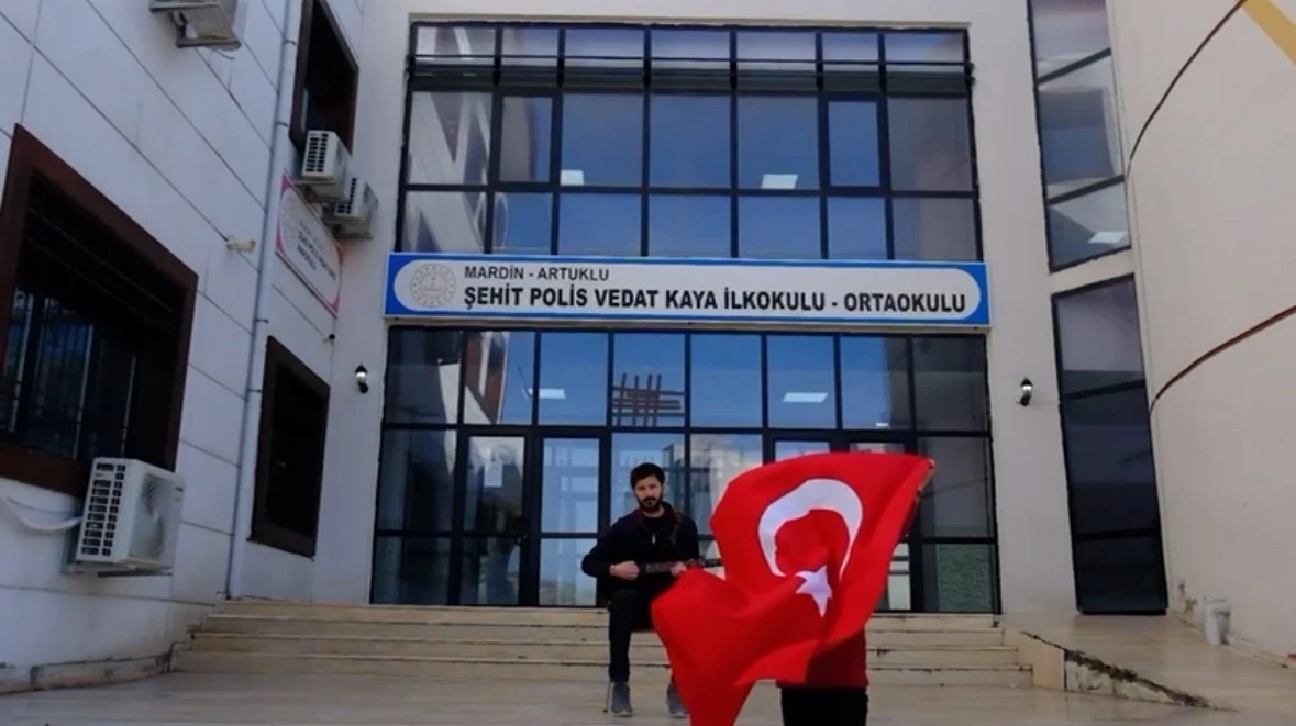 Öğrenciler Mardin’in tarihi yerlerinde Çanakkale türküsünü seslendirdi
