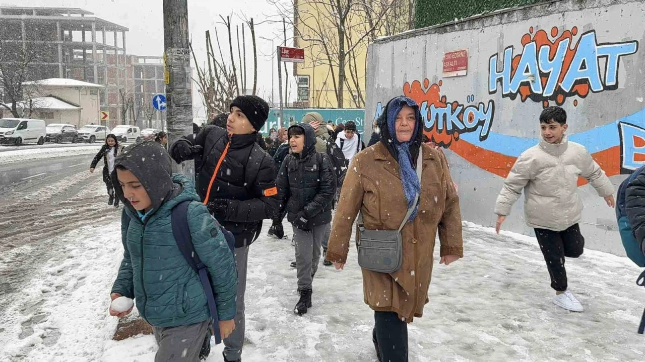 Öğrenciler tatil haberini kar topu oynayarak kutladı
