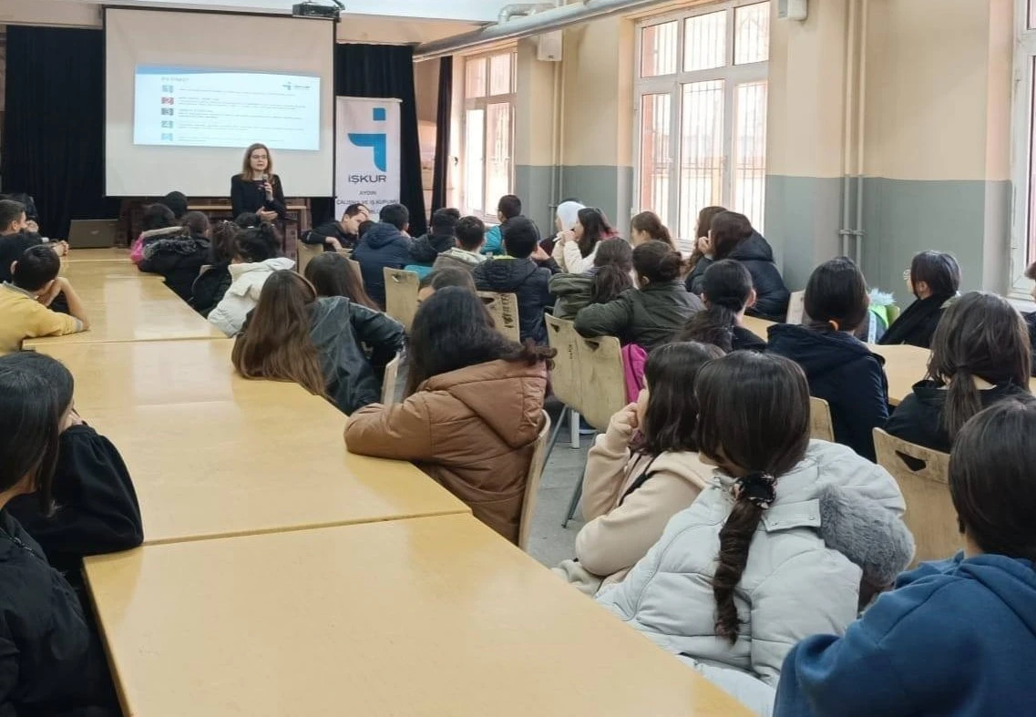 Öğrencilere meslek seçiminin önemi anlatıldı
