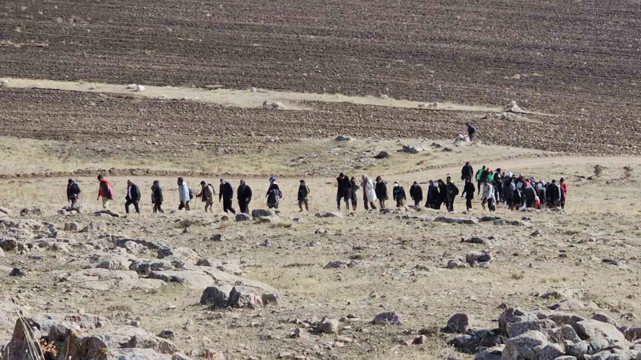 Öğretmenler 2 bin 600 yıllık Zernaki Tepe’ye doğa yürüyüşü gerçekleştirdi
