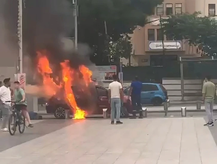 Okul önünde yanan araç korkuttu
