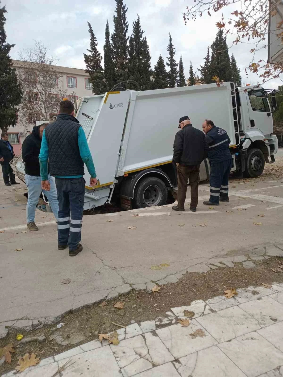 Okuldaki basketbol sahası çöktü, çöp kamyonu çukura düştü
