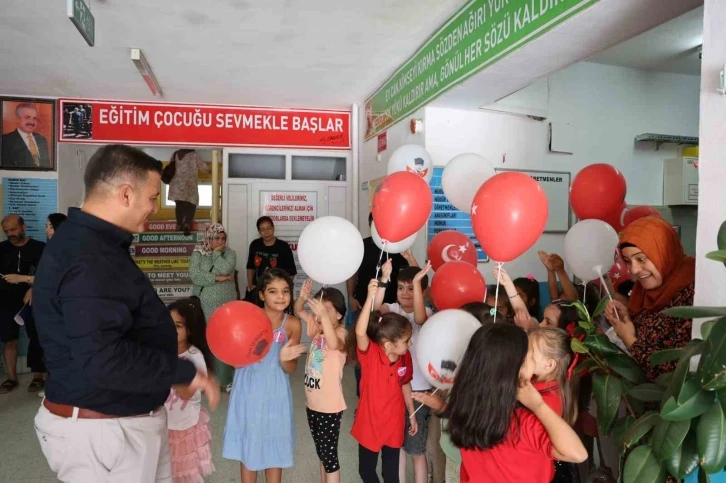 Okulla tanışan miniklere balonlu karşılama
