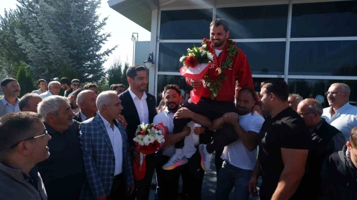 Olimpiyat şampiyonu İbrahim Bölükbaşı, memleketi Erzurum’da omuzlarda karşılandı
