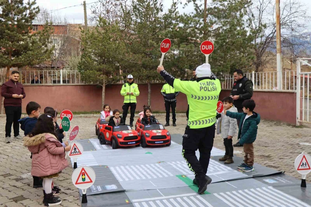 Oltu’da öğrenciler, yapay pistte trafik kurallarını öğrendi
