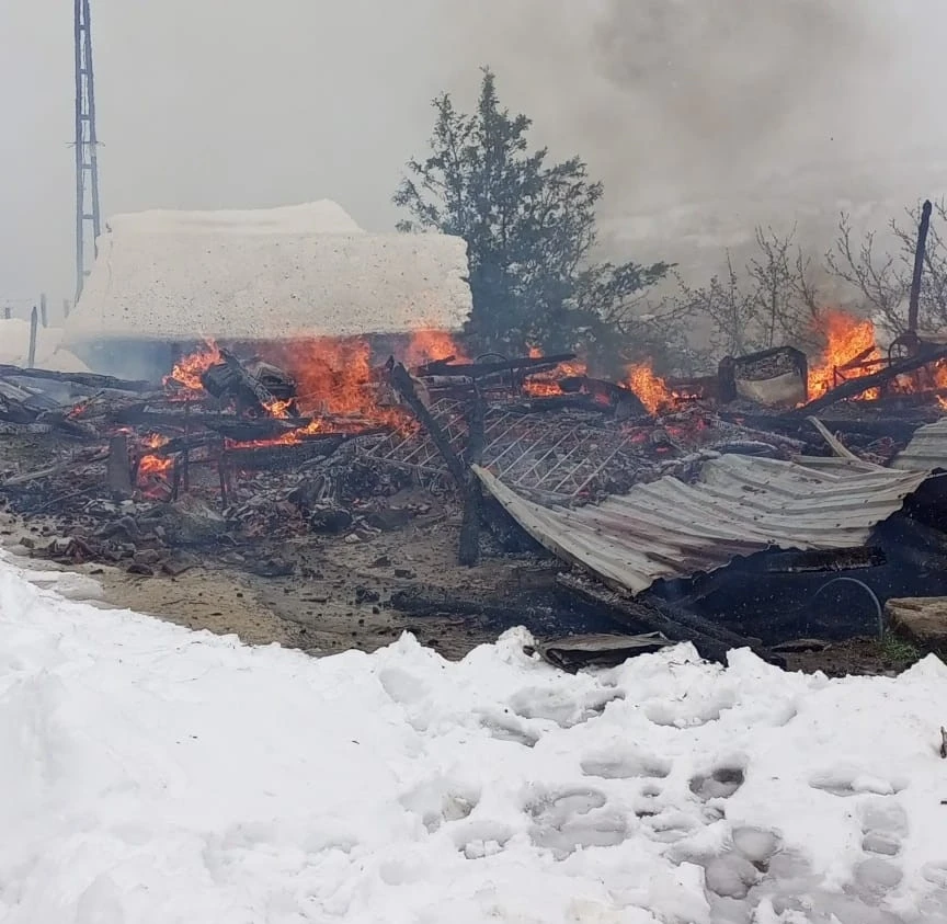 Ordu’da ahşap ev küle döndü, ev sakinleri son anda kurtuldu
