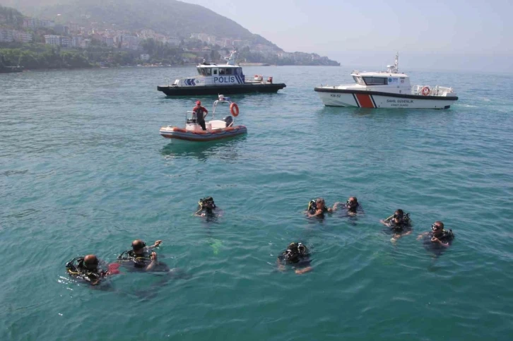 Ordu’da dalgıçlar denizde dip temizliği yaptı
