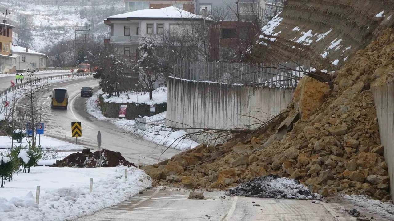 Ordu’da heyelan anı kamerada
