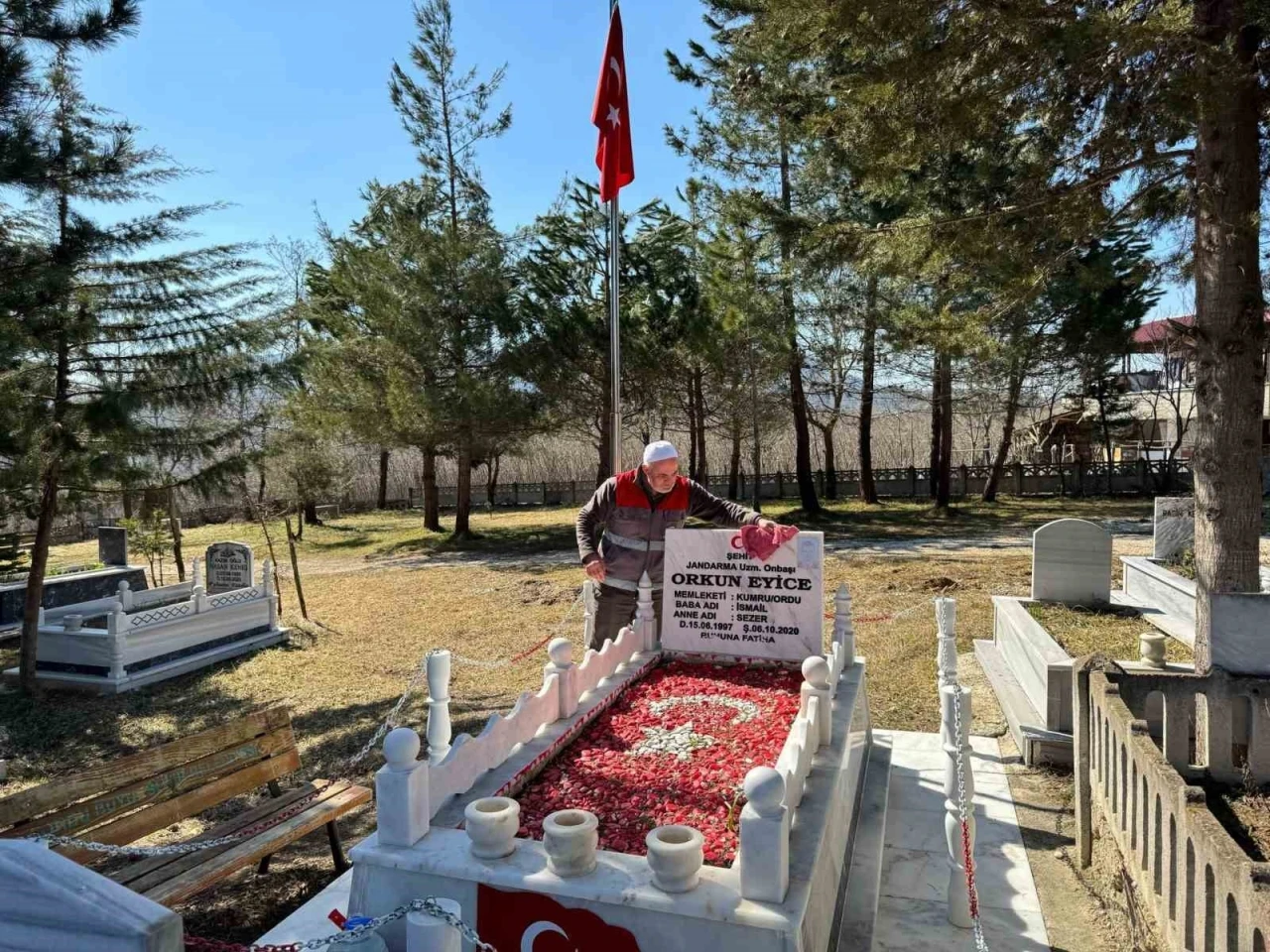 Ordu’da şehit mezarlarında bakım çalışmaları yapıldı
