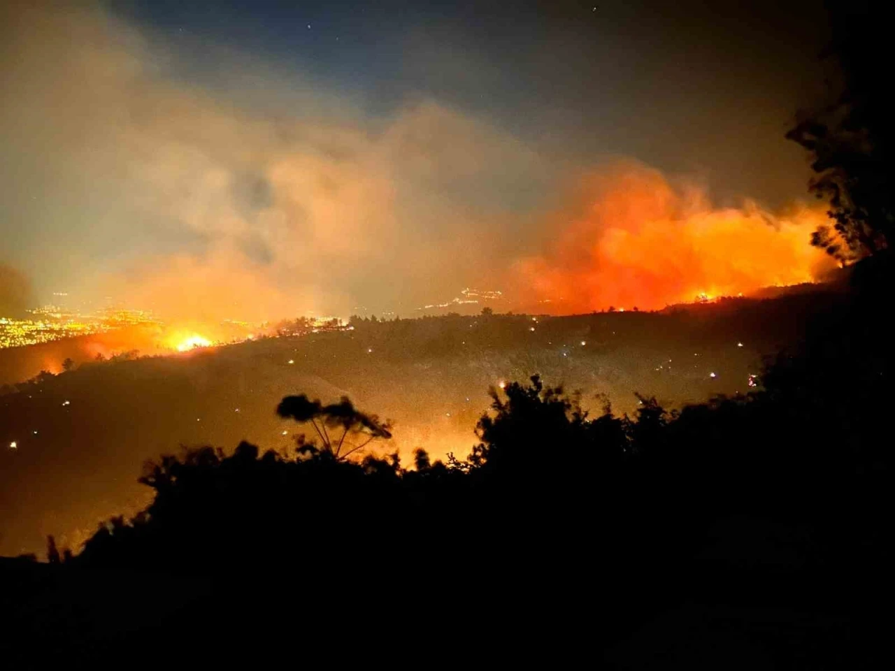 Orman yangını 8’inci saatte gece karanlığında etkisini hissettiriyor
