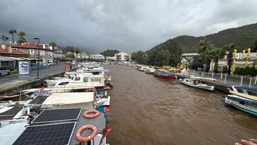 Orman yangınları erozyonu tetikledi, Marmaris’te denizler de olumsuz etkilendi
