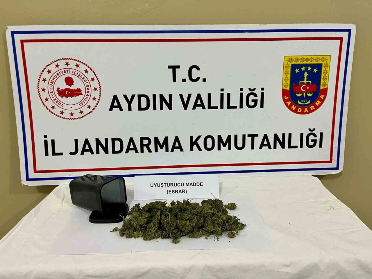 Ormanlık alanda gizlenen uyuşturucu, jandarmanın dikkatinden kaçmadı
